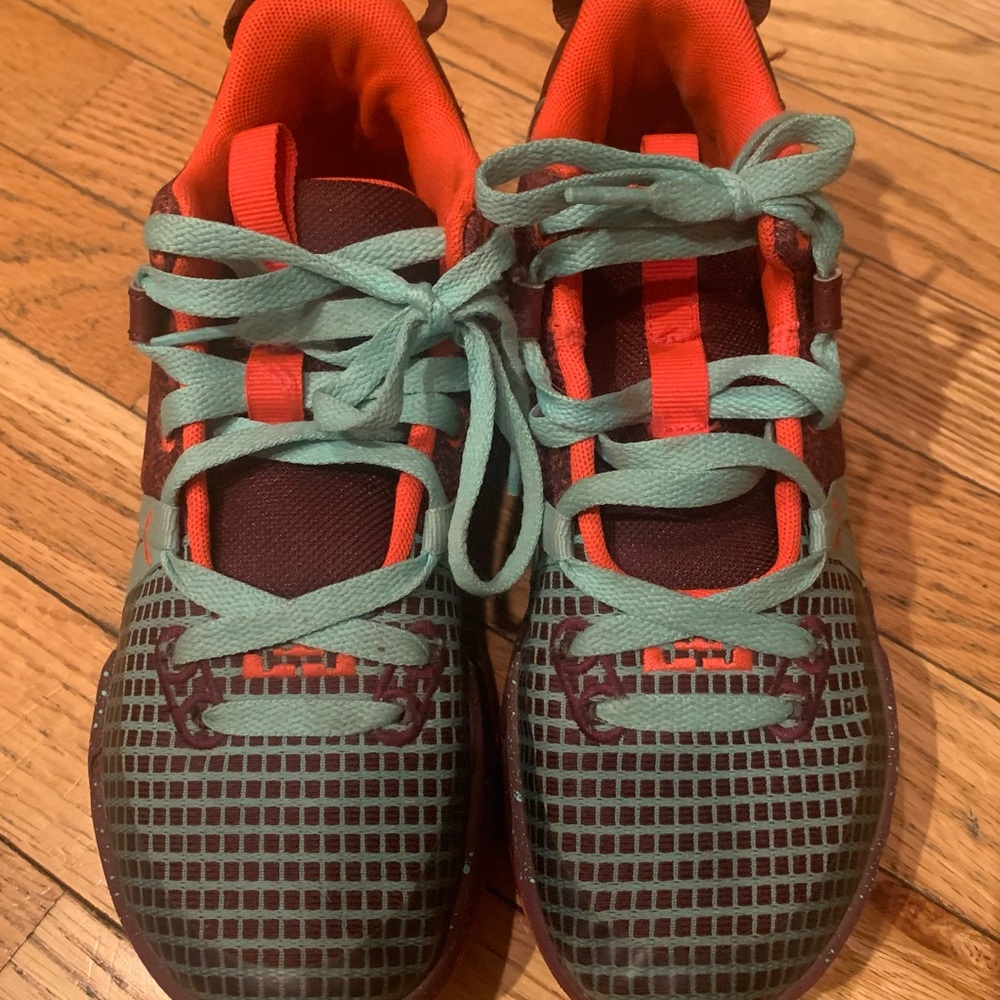 Nike LeBron Witness Size 4 Youth